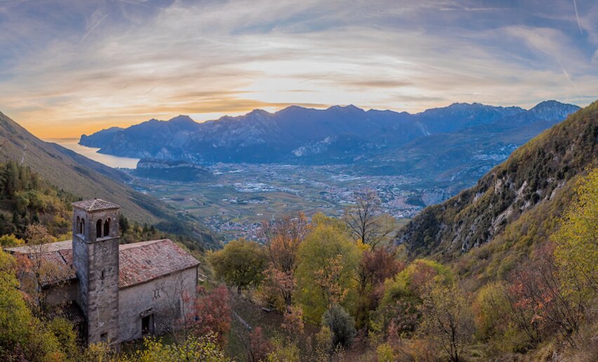 10. All'Eremo di San Giacomo, balcone sull'Alto Garda