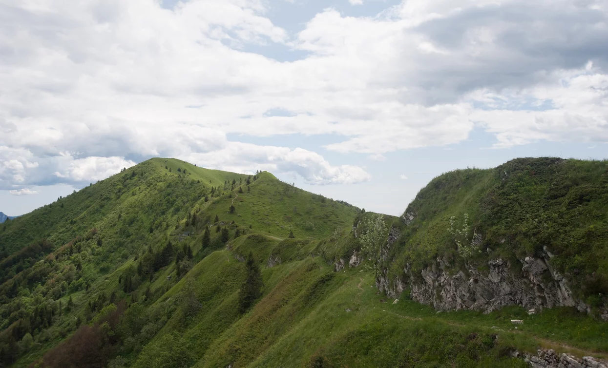 Following the ridge, along the trail SAT 413 | © Archivio APT Garda Trentino, Garda Trentino