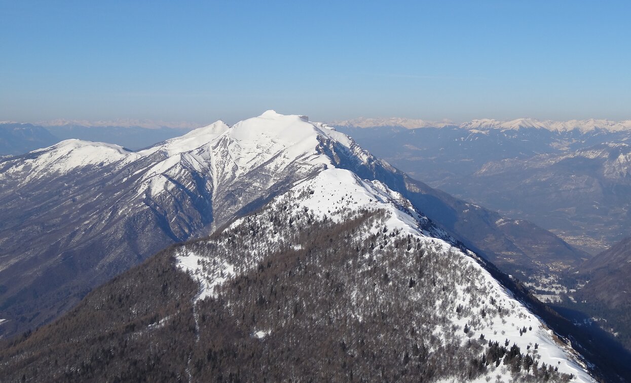 Vista verso la cresta che porta al Cornetto del Bondone | © Ale Beber, Garda Trentino 