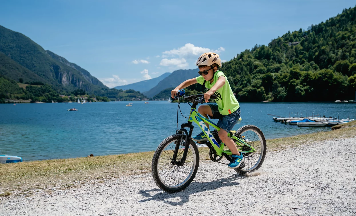 Ciclabile lungo il Lago di Ledro | © Archivio Garda Trentino (ph. Alice Russolo), Garda Trentino 