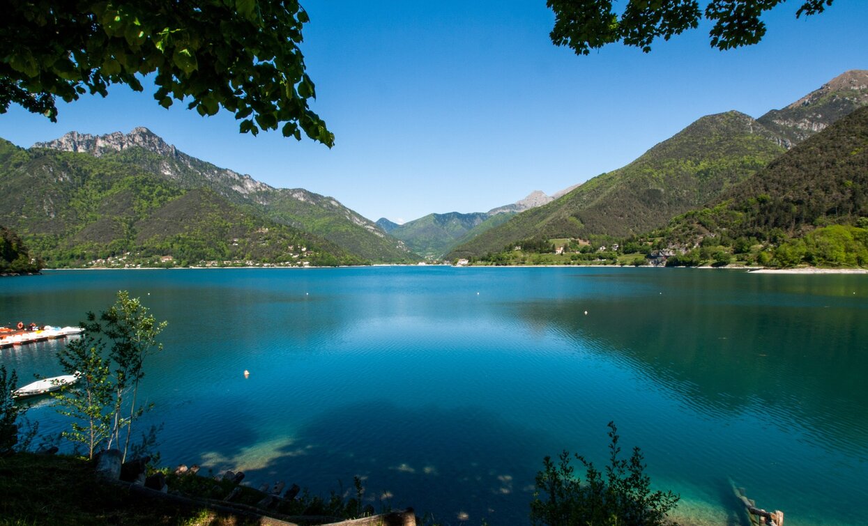 Das türkisfarbene Wasser des Ledrosees, gesehen vom Ostufer | © Archivio Garda Trentino (ph. Mark Van Hattem), North Lake Garda Trentino Das türkisfarbene Wasser des Ledrosees, gesehen vom Ostufer | © Archivio Garda Trentino (ph. Mark Van Hattem), North Lake Garda Trentino