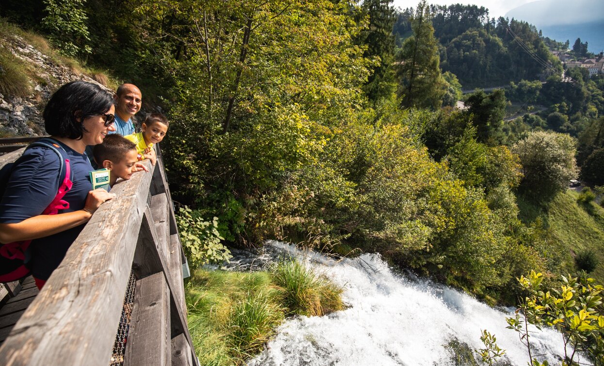 Con la famiglia alla Cascata del Parco Naturale Adamello Brenta | © Fototeca Trentino Sviluppo foto di A. Russolo, Garda Trentino Con la famiglia alla Cascata del Parco Naturale Adamello Brenta | © Fototeca Trentino Sviluppo foto di A. Russolo, Garda Trentino
