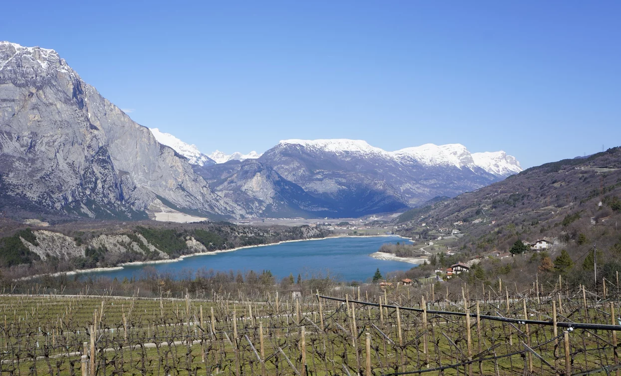 Lake Cavedine, with snowy Paganella in the background | © Archivio Garda Trentino (ph. Marco Giacomello), Garda Trentino 