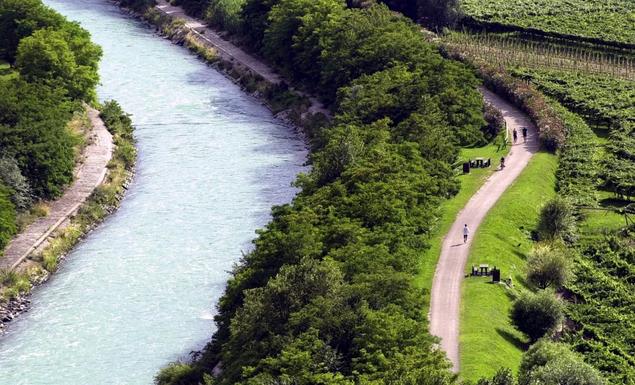 La pista ciclabile lungo il fiume Sarca | © Archivio Garda Trentino (ph. Roberto Vuilleumier) , Garda Trentino 