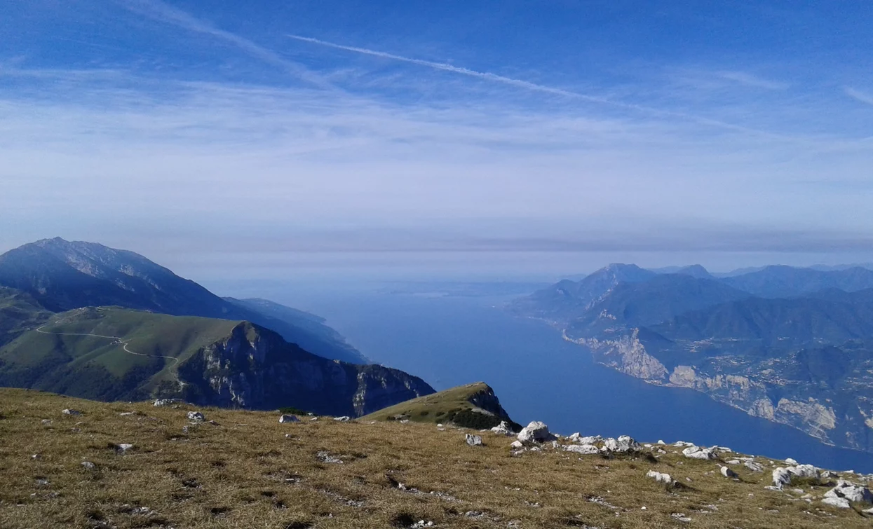 Blick auf den südlichen Gardasee vom Monte Altissimo | © Foto LaValeBellotti, Garda Trentino