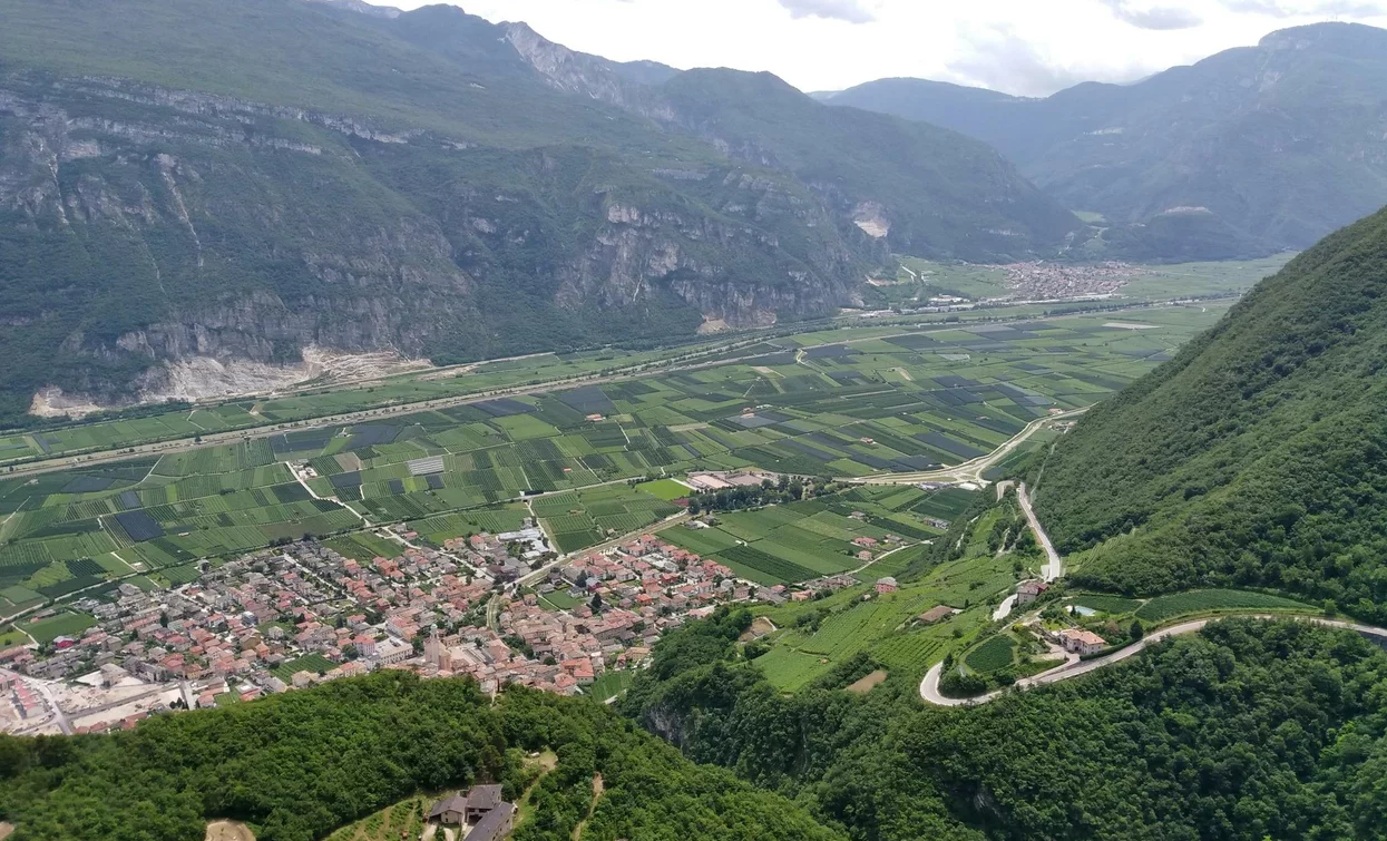 Vista sulla Val d'Adige.... ripidamente verso il basso | © Ingo Dießner, Community