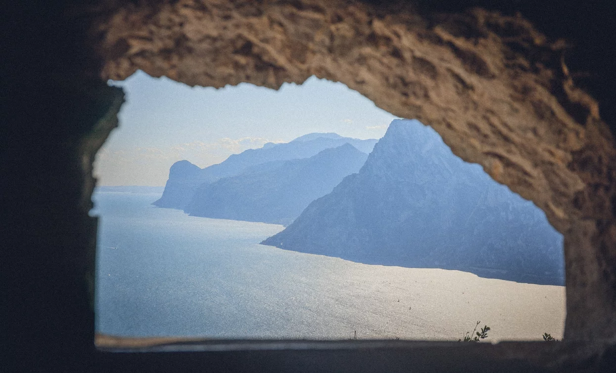 Blick auf den Gardasee von den Schützengräben des Monte Corno | © Archivio Garda Trentino (ph. Tommaso Prugnola), Garda Trentino 