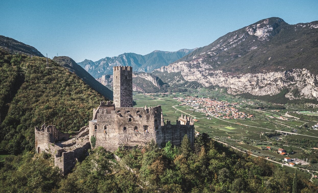 Il Castello di Drena e la Valle della Sarca | © Archivio Garda Trentino (ph. Tommaso Prugnola), Garda Trentino Il Castello di Drena e la Valle della Sarca | © Archivio Garda Trentino (ph. Tommaso Prugnola), Garda Trentino