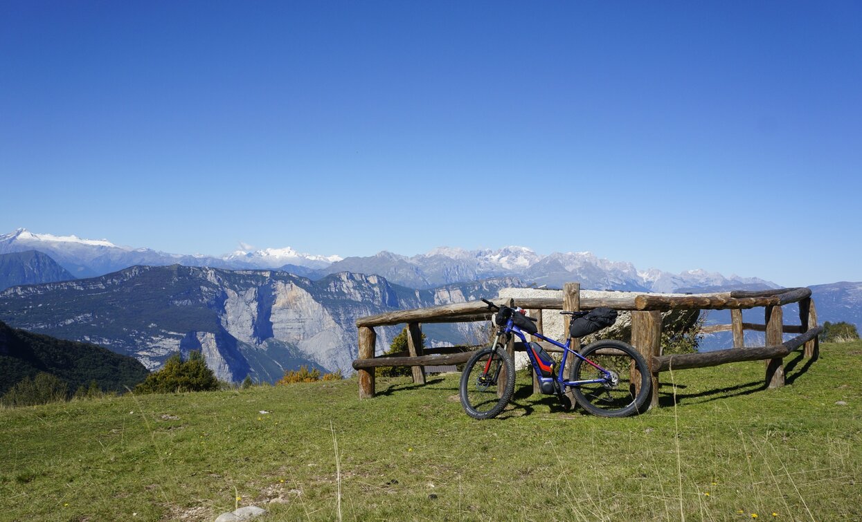La vista delle Dolomiti di Brenta alla Malga Campo | © Archivio Garda Trentino (ph. Marco Giacomello), Garda Trentino La vista delle Dolomiti di Brenta alla Malga Campo | © Archivio Garda Trentino (ph. Marco Giacomello), Garda Trentino