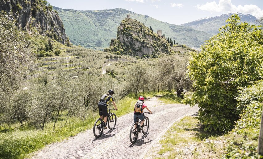 Road to Laghel with a view of the castle | © Archivio Garda Trentino (ph. Watchsome), Garda Trentino 