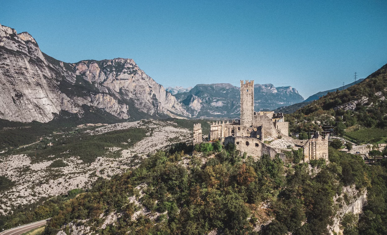 Schloss Drena und die Marocche im Hintergrund | © Archivio Garda Trentino (ph. Tommaso Prugnola), Garda Trentino 