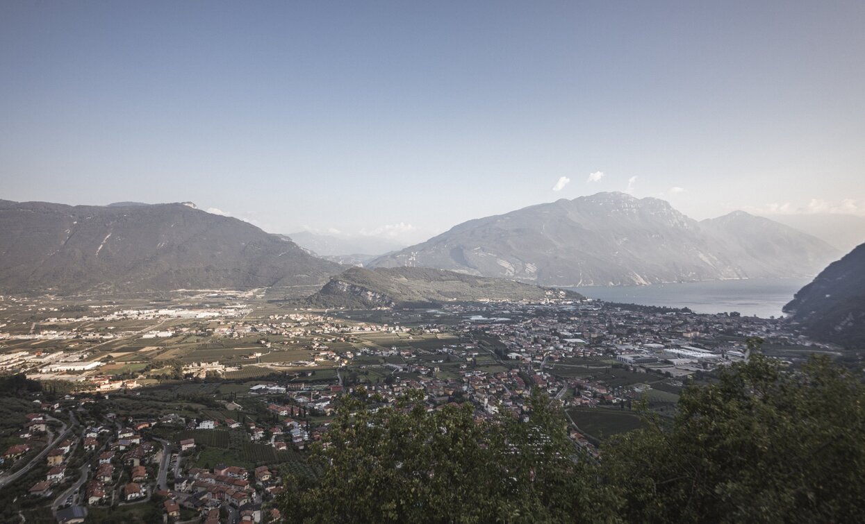 Vista sull'Alto Garda dalla strada per Tenno | © Archivio Garda Trentino (ph. Watchsome), Garda Trentino Vista sull'Alto Garda dalla strada per Tenno | © Archivio Garda Trentino (ph. Watchsome), Garda Trentino