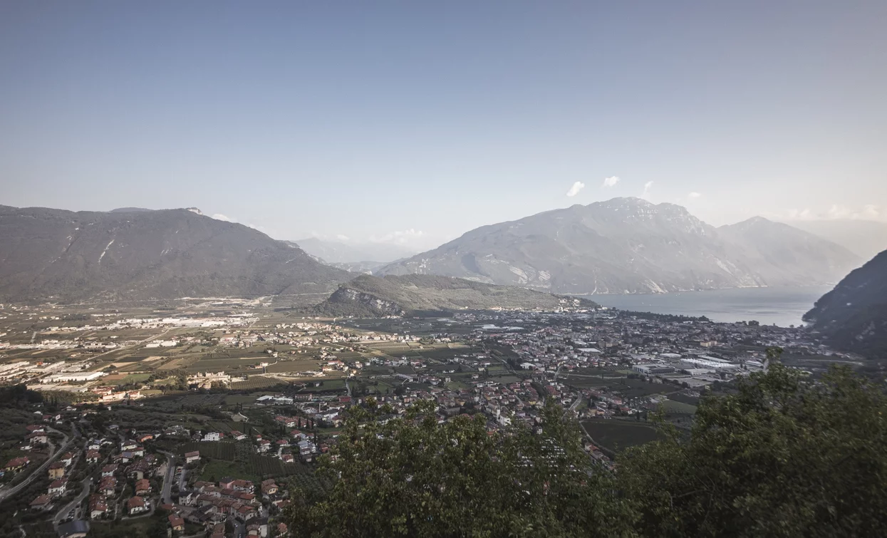 Blick auf den oberen Gardasee von der Straße nach Tenno | © Archivio Garda Trentino (ph. Watchsome), Garda Trentino  Blick auf den oberen Gardasee von der Straße nach Tenno | © Archivio Garda Trentino (ph. Watchsome), Garda Trentino