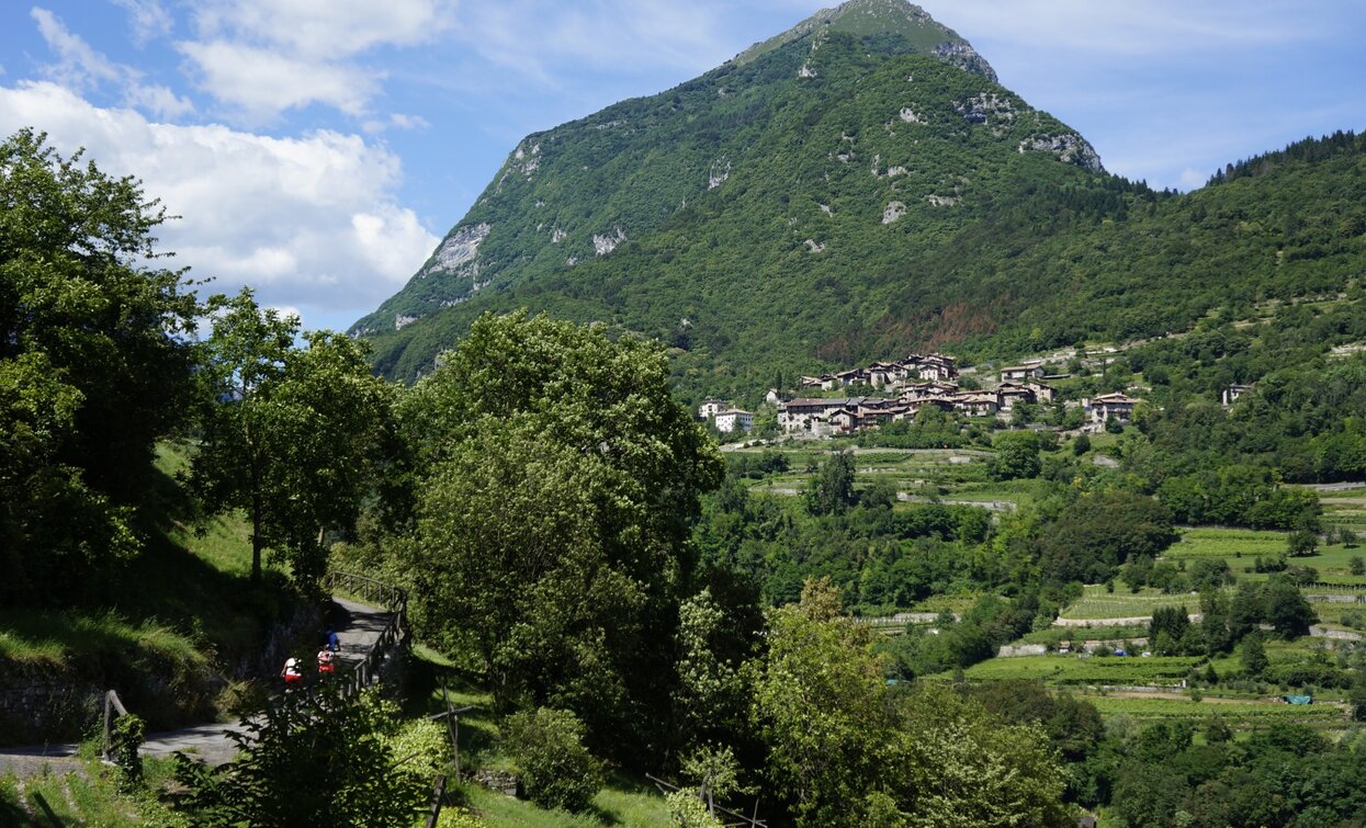 The old road to Pranzo, in the background Monte Misone and the village Canale di Tenno | © Archivio Garda Trentino (ph. Marco Giacomello), Garda Trentino The old road to Pranzo, in the background Monte Misone and the village Canale di Tenno | © Archivio Garda Trentino (ph. Marco Giacomello), Garda Trentino