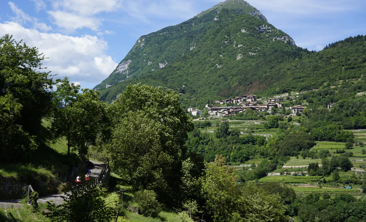 Die alte Straße nach Pranzo, im Hintergrund der Monte Misone und das Dorf  Canale di Tenno | © Archivio Garda Trentino (ph. Marco Giacomello), Garda Trentino 