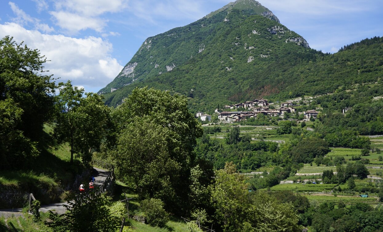 Die alte Straße nach Pranzo, im Hintergrund der Monte Misone und das Dorf Canale di Tenno | © Archivio Garda Trentino (ph. Marco Giacomello), Garda Trentino 