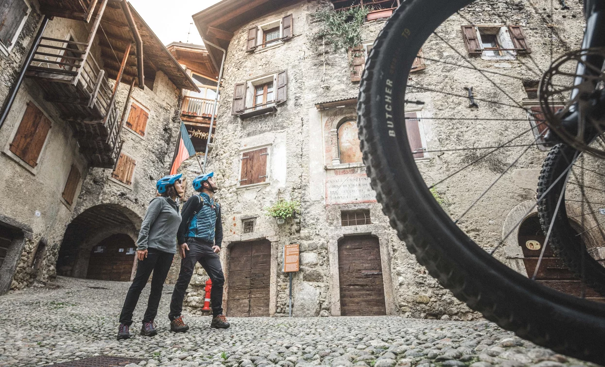 Die kleine Piazza von Canale | © Archivio Garda Trentino (ph. Tommaso Prugnola), Garda Trentino 