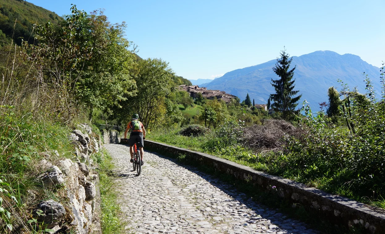 Die alte gepflasterte Straße in Richtung Canale di Tenno | © Archivio Garda Trentino (ph. Marco Giacomello), Garda Trentino 