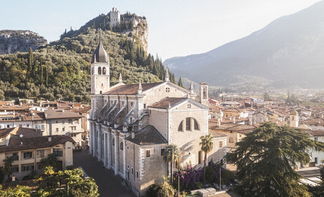 View of the Collegiata Church of Santa Maria Assunta and the Castle of Arco | © Archivio Garda Trentino (ph. Watchsome), Garda Trentino  View of the Collegiata Church of Santa Maria Assunta and the Castle of Arco | © Archivio Garda Trentino (ph. Watchsome), Garda Trentino