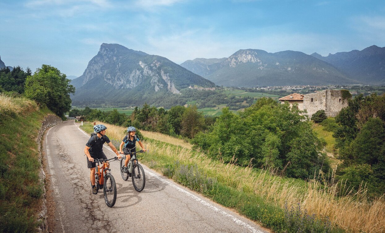 Die Ruinen des Castel Spine im Hintergrund | © Archivio Garda Trentino (ph. Tommaso Prugnola), Garda Trentino 