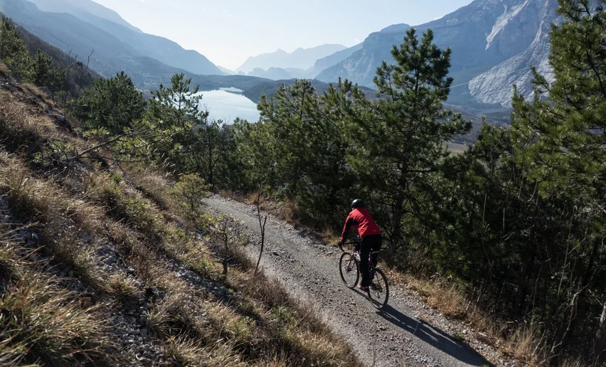 Die Rückkehr zum Cavedine-See mit dem unteren Sarca-Tal im Hintergrund | © Archivio Garda Trentino (ph. Marco Giacomello), Garda Trentino 