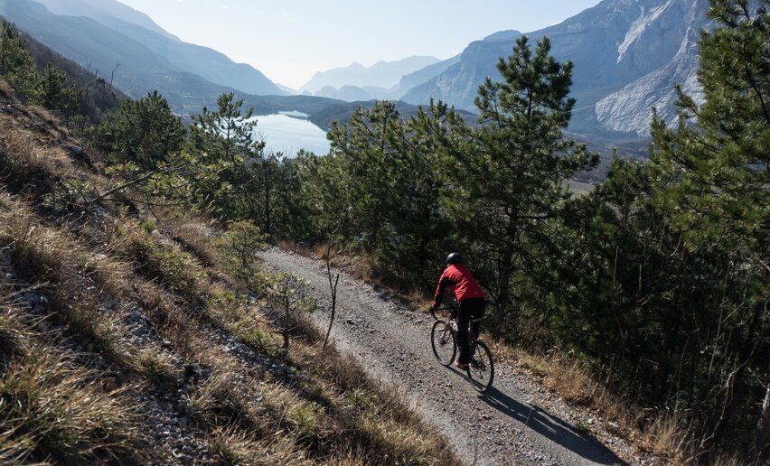 Die Rückkehr zum Cavedine-See mit dem unteren Sarca-Tal im Hintergrund | © Archivio Garda Trentino (ph. Marco Giacomello), Garda Trentino 