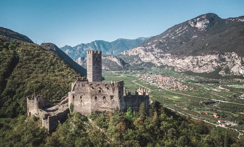 Die Burg Drena und das Sarca-Tal | © Archivio Garda Trentino (ph. Tommaso Prugnola), Garda Trentino 