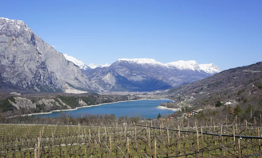 Lago di Cavedine, mit dem verschneiten Paganella im Hintergrund | © Archivio Garda Trentino (ph. Marco Giacomello), Garda Trentino 