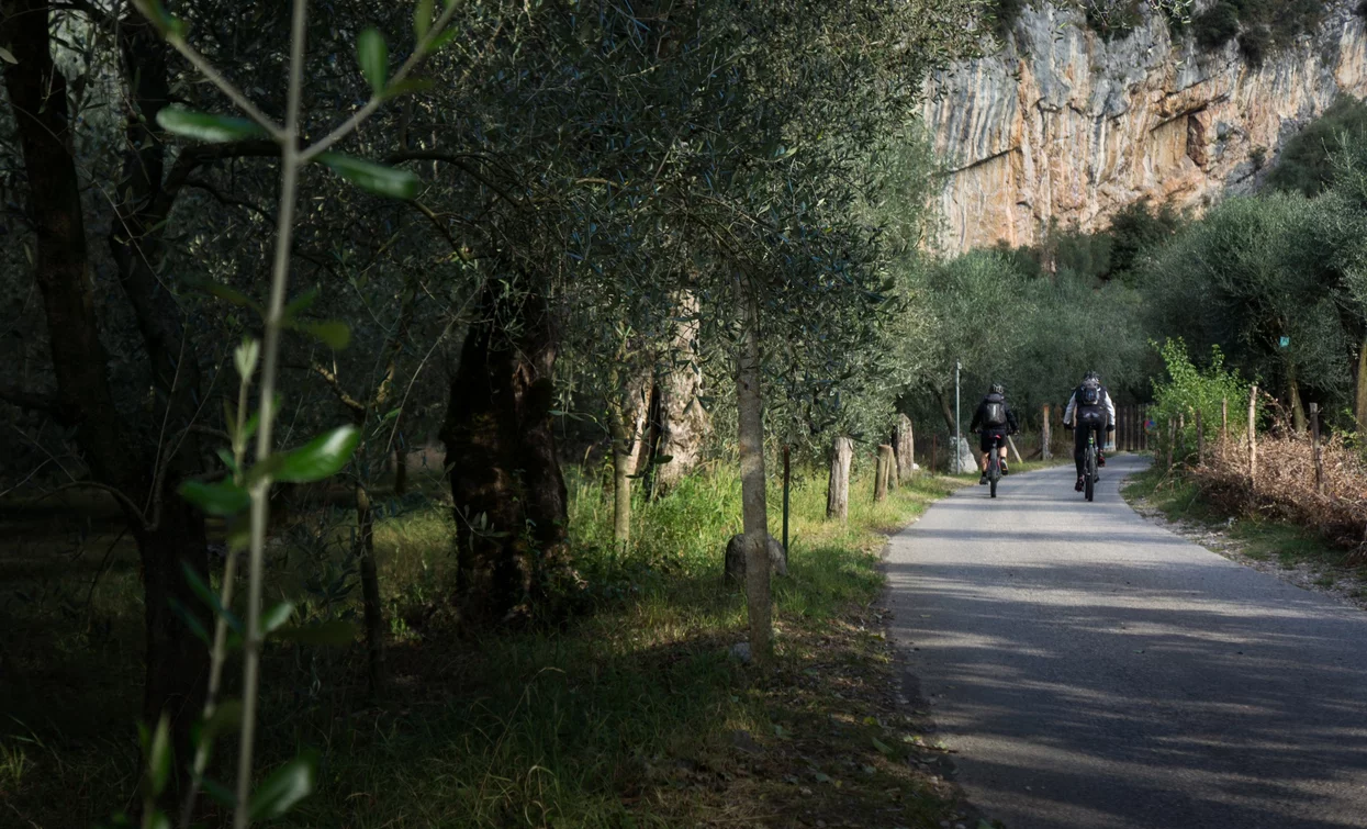 Kletterwand Policromuro im Hintergrund | © M. Giacomello, North Lake Garda Trentino 