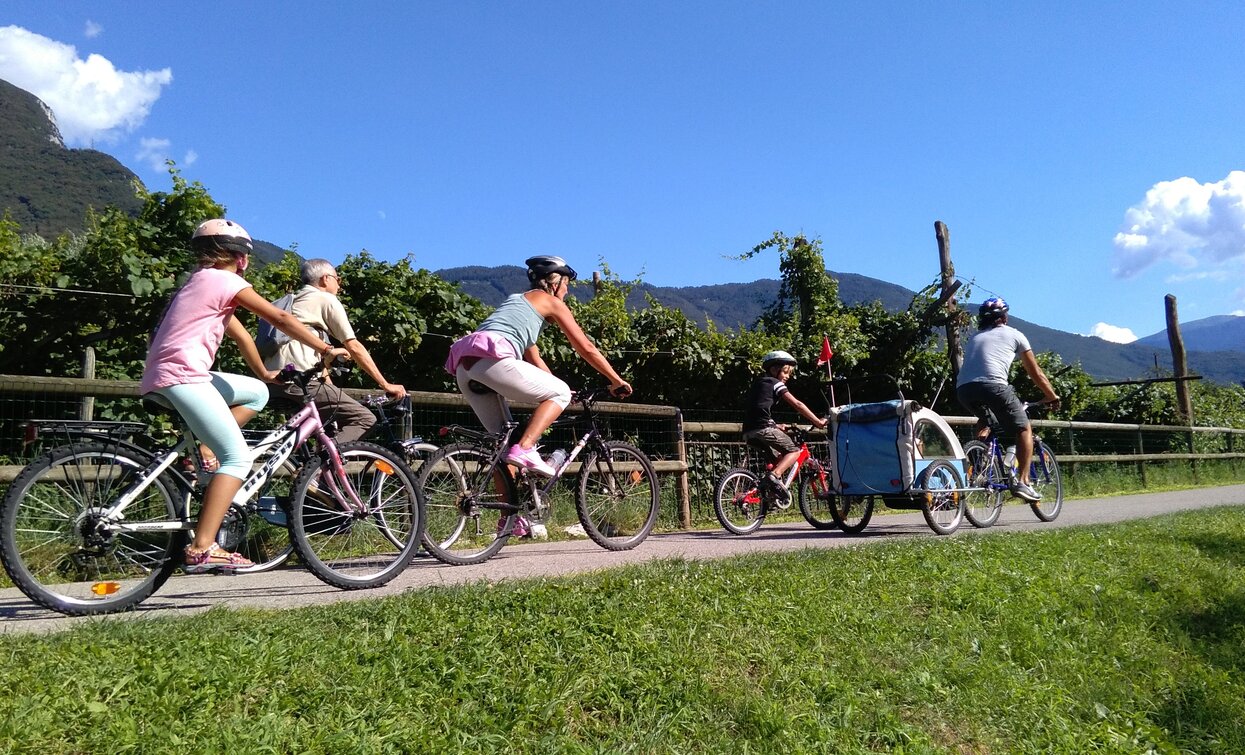 Familienfreude auf dem Radweg :) | © Archivio APT Garda Trentino, Garda Trentino