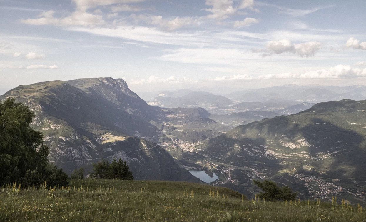Blick nach Norden: der Santa Massenza See und das Valle dei Laghi | © Archivio Garda Trentino (ph. Watchsome), Garda Trentino 