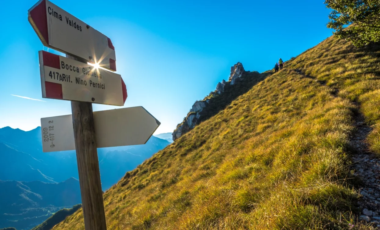 Am Grat entlang der Strecke zwischen Ledro und Garda | © G.P. Calzà ©APT Garda Trentino , Garda Trentino 