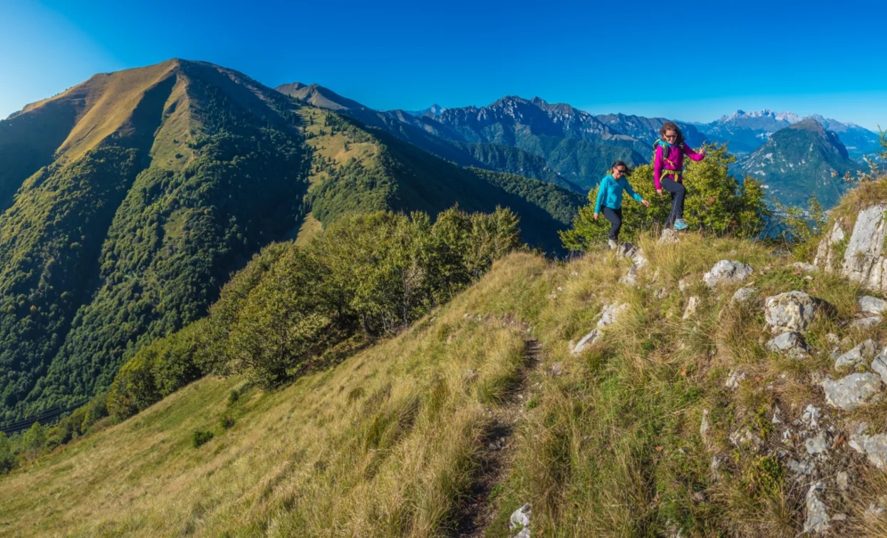 Der Pfad auf dem Kamm zwischen dem Gardasee und dem Ledrotal | © G.P. Calzà ©APT Garda Trentino , Garda Trentino 