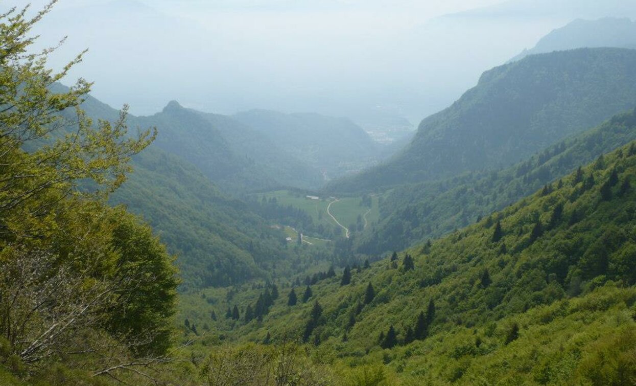Blick vom Weg SAT 445 „Sentiero della Regina“ | © La ValeBellotti, Garda Trentino
