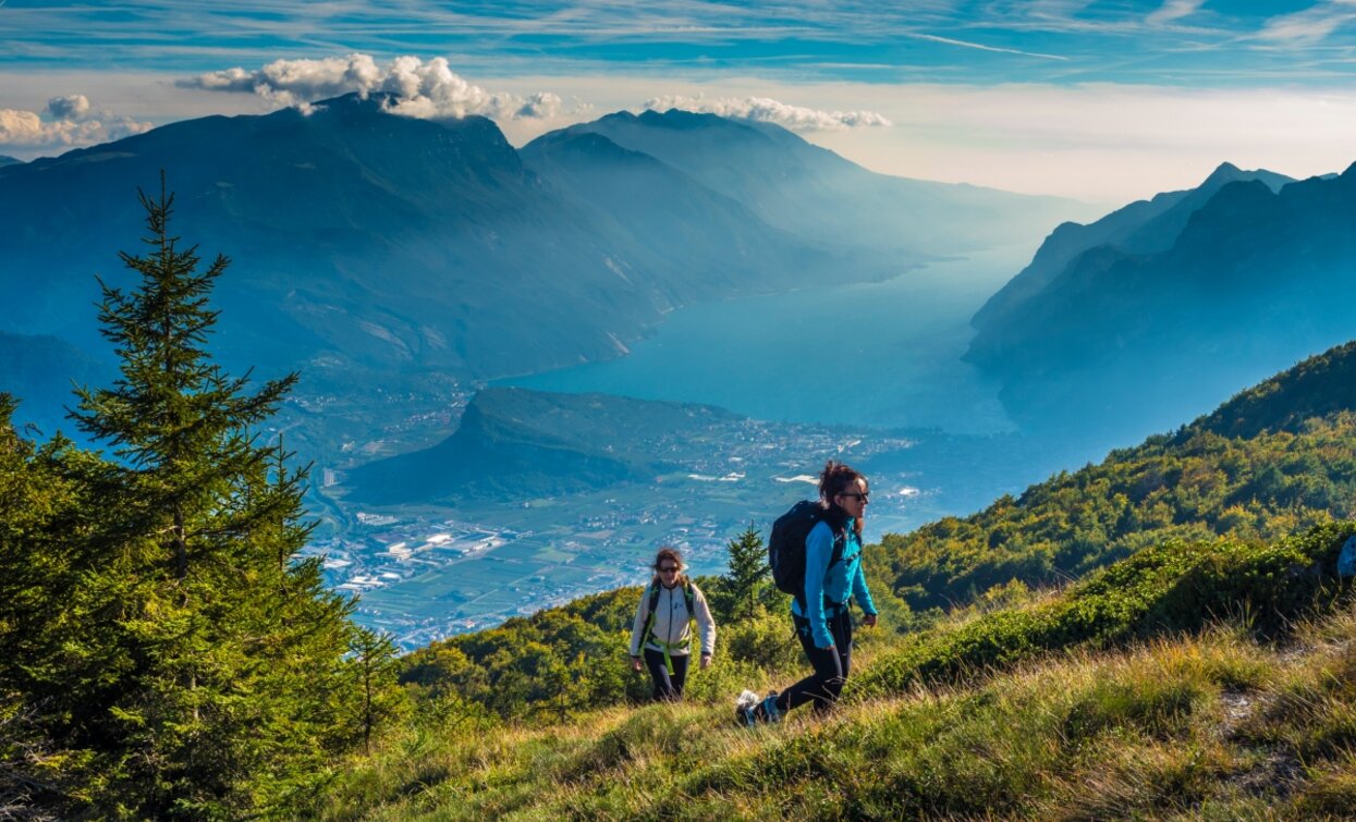 Hiking on  Monte Biaina (with lake Garda in the background) | © G.P. Calzà , North Lake Garda Trentino 