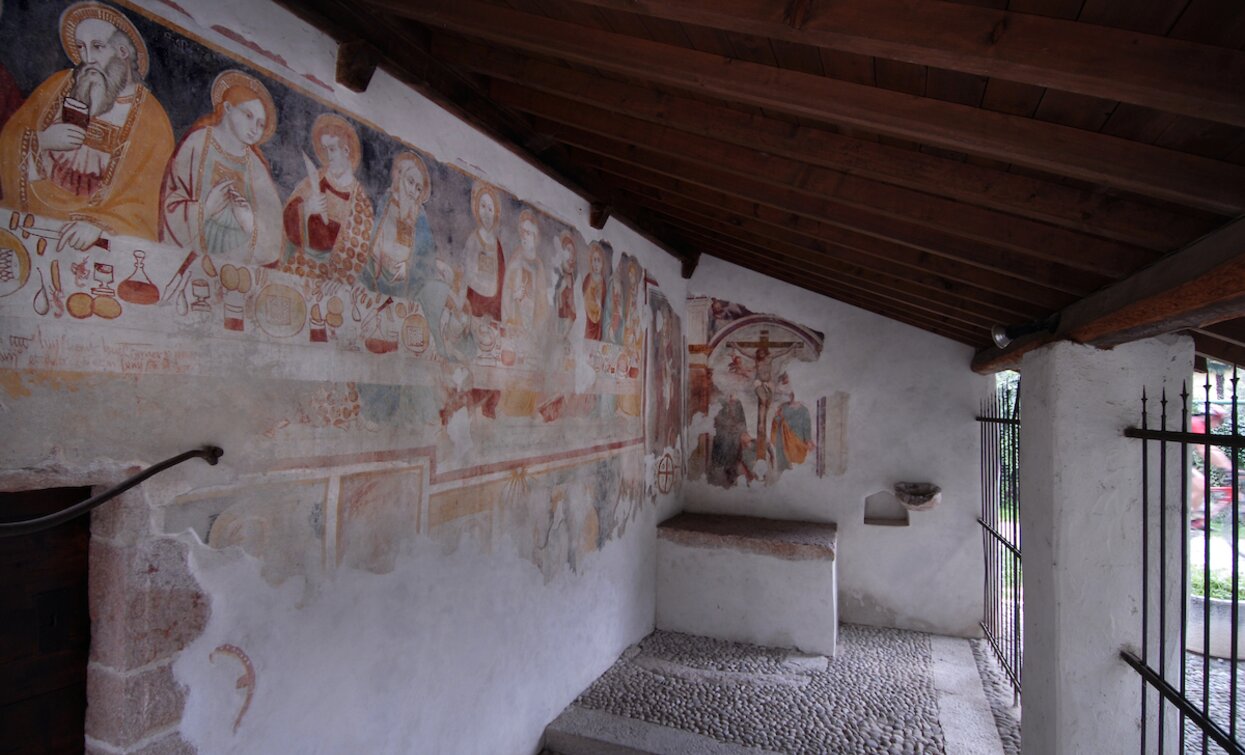 Eingangsportal der Kirche des Heiligen Apollinaris in Prabi | © Archivio Garda Trentino , Garda Trentino