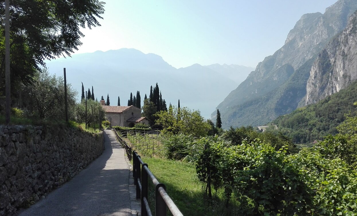 Verso la chiesa di San Lorenzo a Frapporta - Tenno | © LaValeBellotti , Garda Trentino 