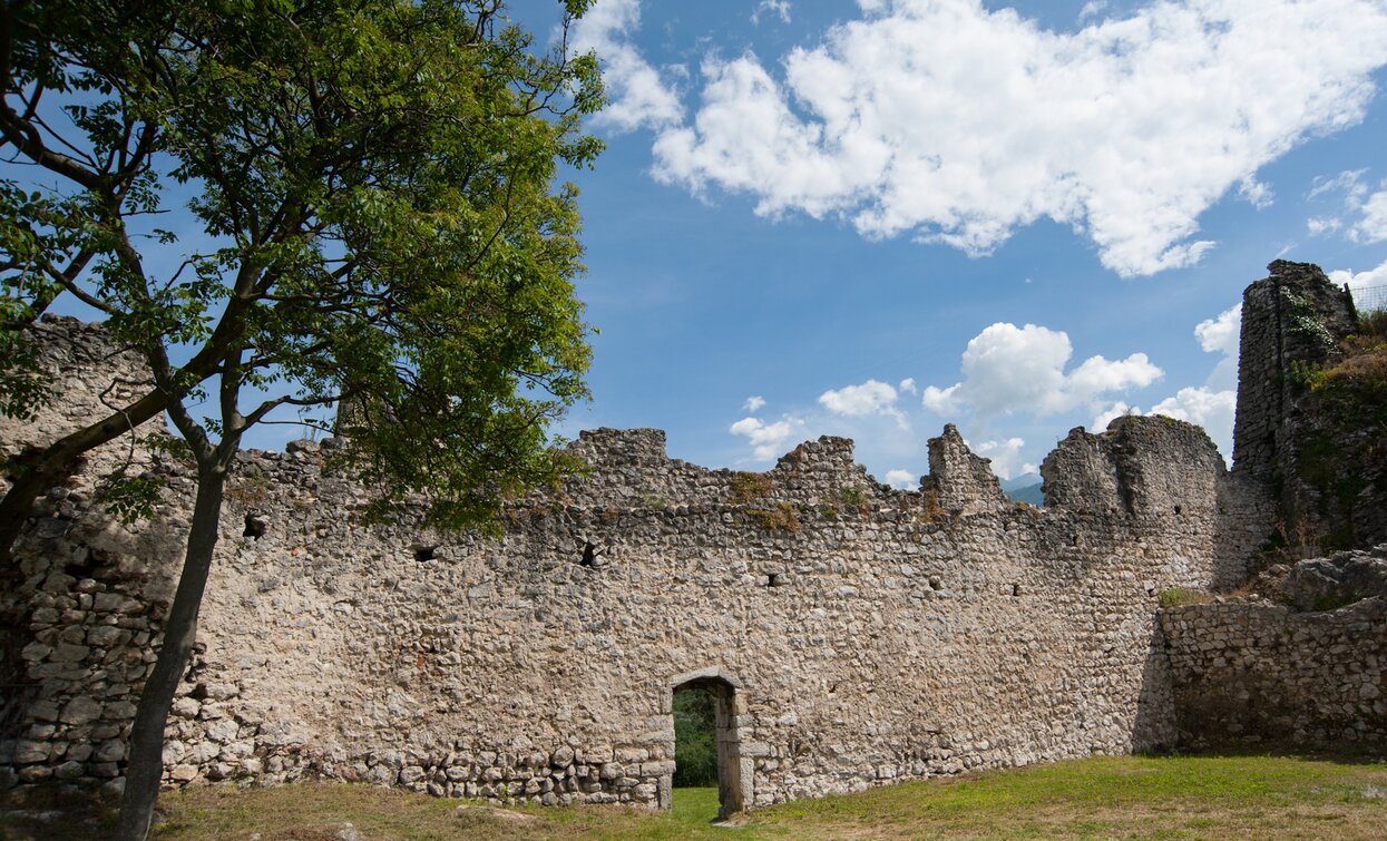 Ruinen vin der Burg Penede in Nago | © Archivio Garda Trentino, North Lake Garda Trentino 