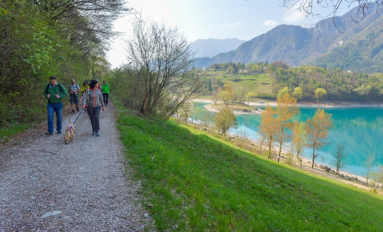 Sul sentiero proprio accanto al lago Tenno | © Archivio Garda Trentino (ph. Promovideo), North Lake Garda Trentino 