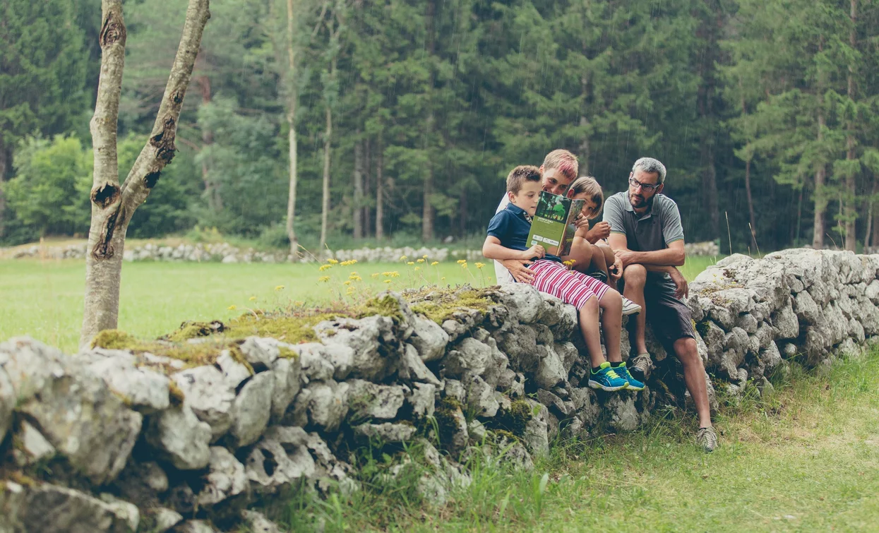 Familie auf dem Weg | © APT Terme di Comano Dolomiti di Brenta, North Lake Garda Trentino 