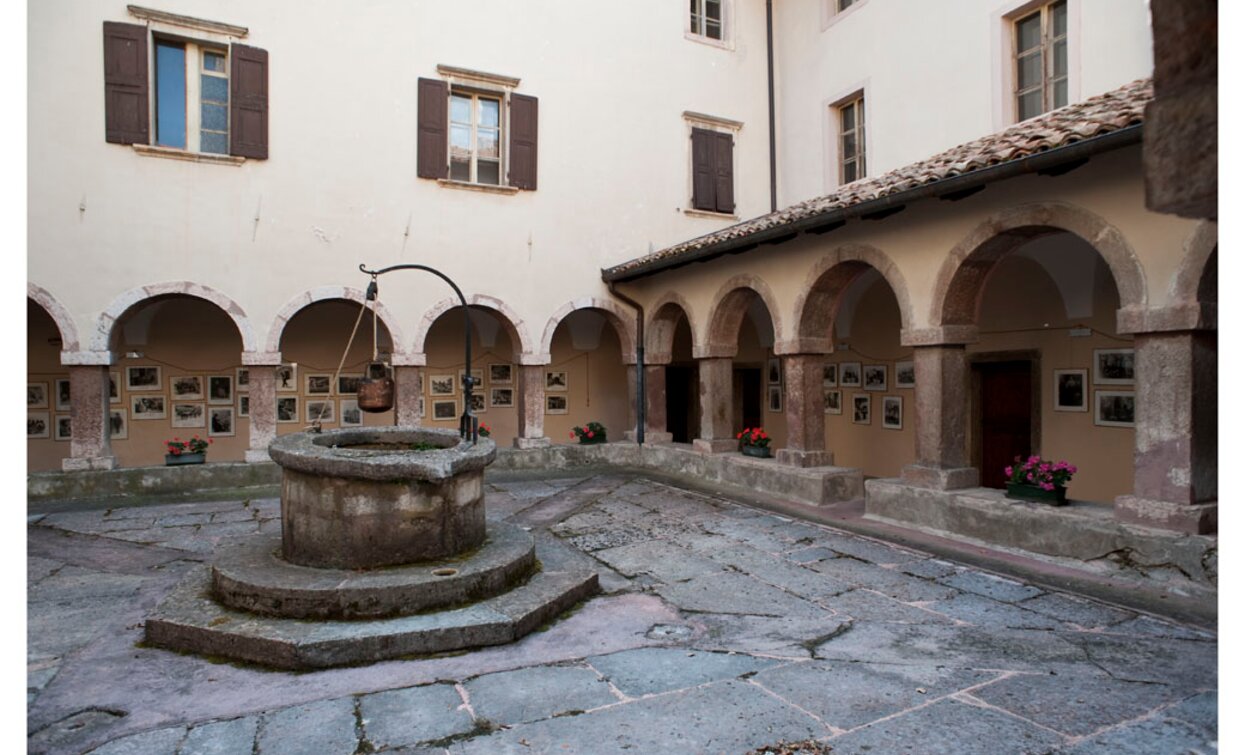 Franziskanischer Kreuzgang - Campo Lomaso | © Fototeca Trentino Sviluppo foto di D. Lira, Garda Trentino 