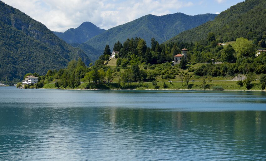 Vista sulla sponda settentrionale del Lago di Ledro | © Roberto Vuilleumier, Garda Trentino  Vista sulla sponda settentrionale del Lago di Ledro | © Roberto Vuilleumier, Garda Trentino