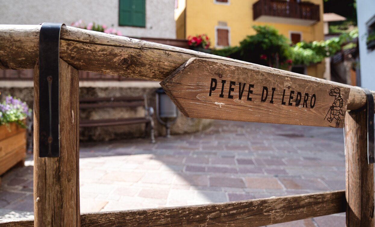 Die Rundfahrt um den Ledrosee führt durch die Altstadt von Mezzolago | © Alice Russolo, Garda Trentino 