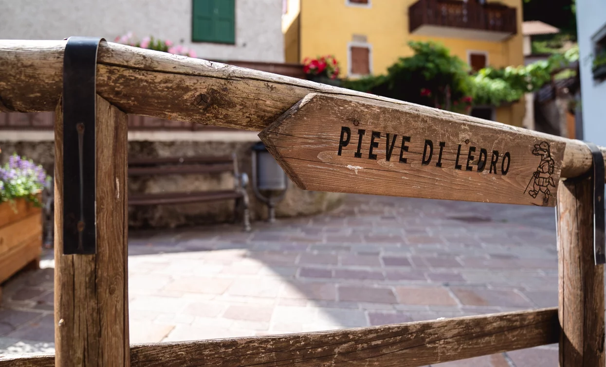 Il giro del Lago di Ledro percorre il centro storico di Mezzolago | © Alice Russolo, Garda Trentino 