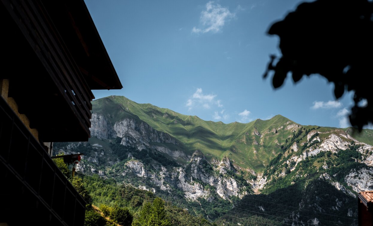 Der Blick auf Dromaè von der historischen Mitte von Mezzolago | © Alice Russolo, Garda Trentino 