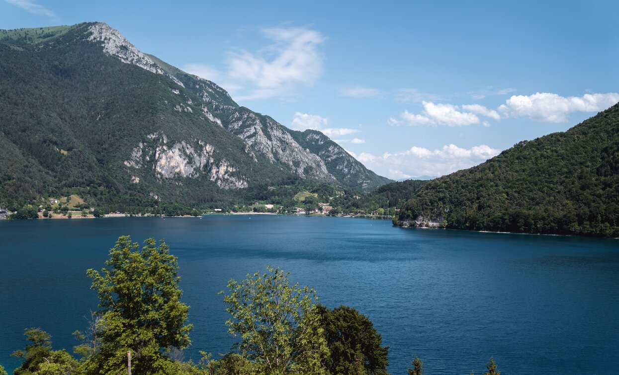 A panoramic view from the route around Lake Ledro | © Alice Russolo, Garda Trentino 