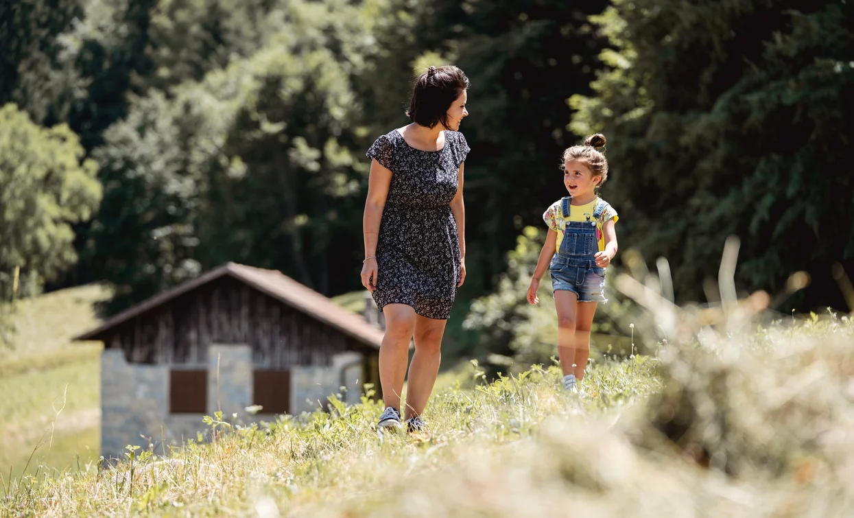 Spaziergang durch die Wiesen von Legos | © Alice Russolo, Garda Trentino