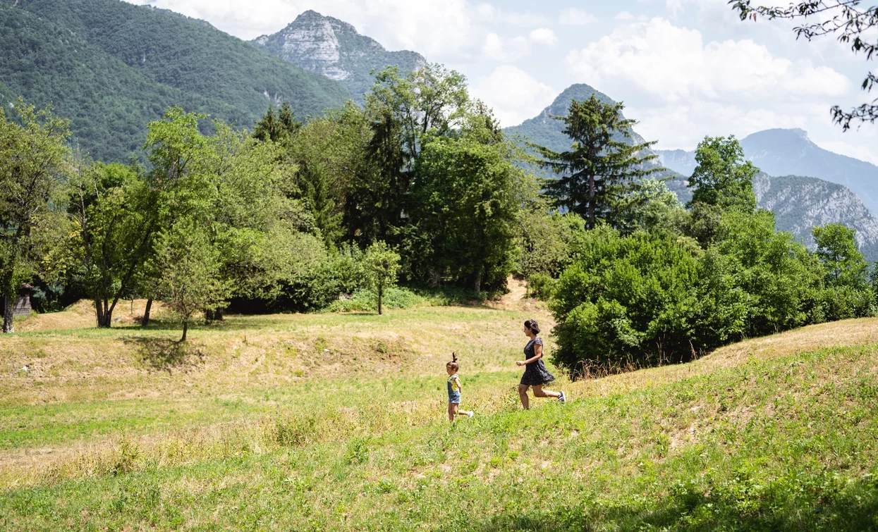 Spaziergang durch die Wiesen von Legos | © Alice Russolo, Garda Trentino