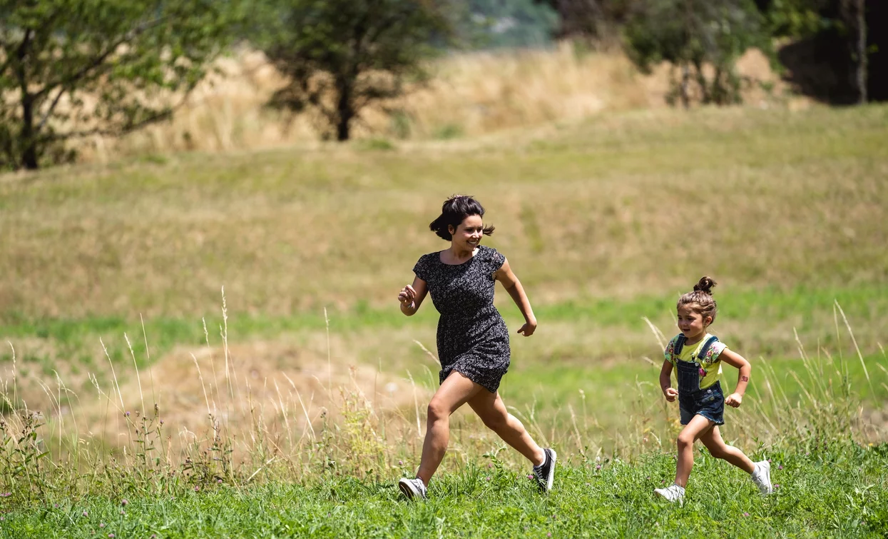Spaziergang durch die Wiesen von Legos | © Alice Russolo, Garda Trentino