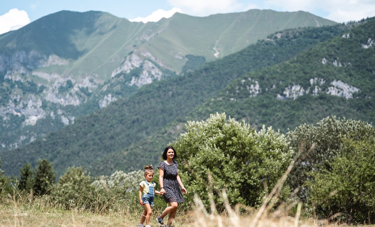 Passeggiata tra i prati di Legos | © Alice Russolo, Garda Trentino 